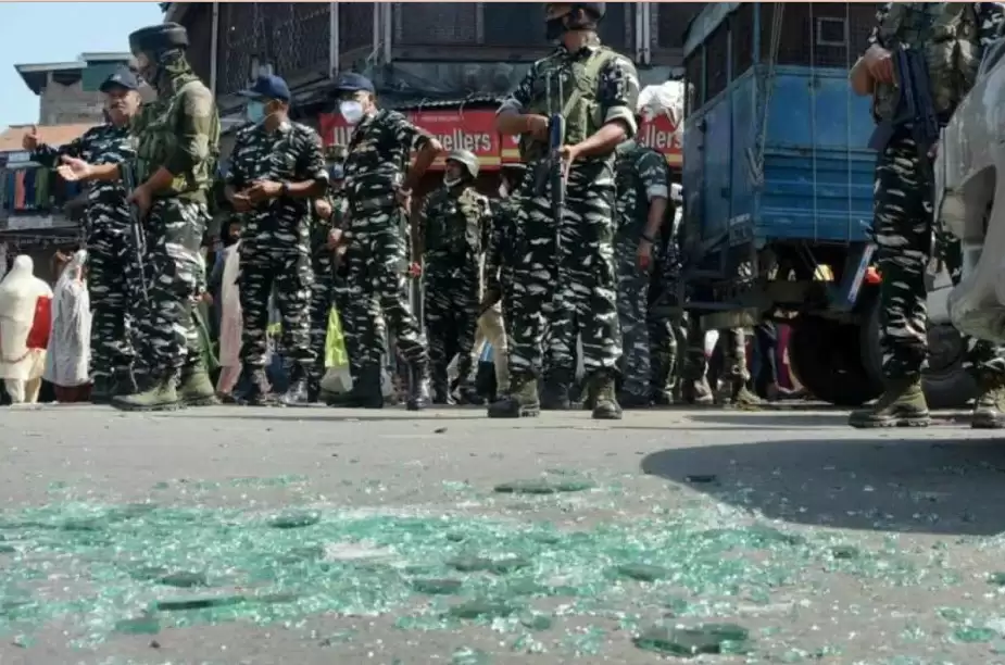 जम्मू कश्मीर के बारामूला में शराब की दुकान पर आतंकियों ने ग्रेनेड हमला, एक की मौत