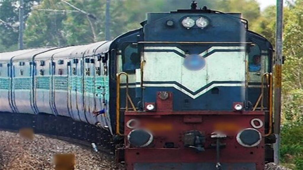 बिहार: बड़हिया स्टेशन पर धरना-प्रदर्शन, राजधानी समेत 40 के रूट बदले, 23 गाड़ियां रद