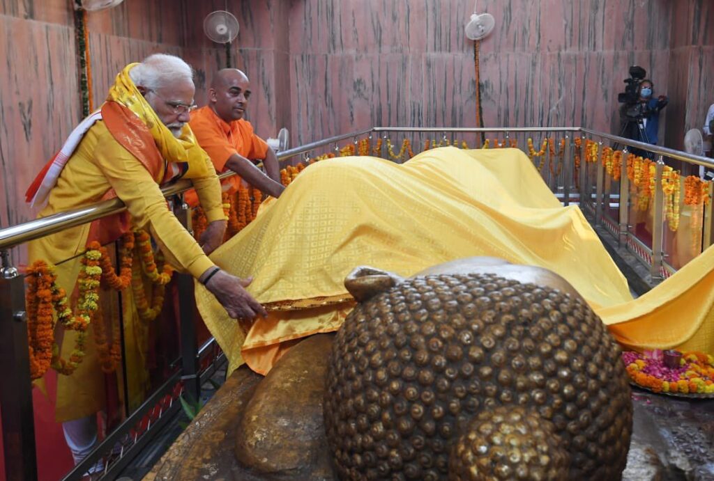 प्रधानमंत्री मोदी ने कुशीनगर में महापरिनिर्वाण स्तूप में की पूजा-अर्चना