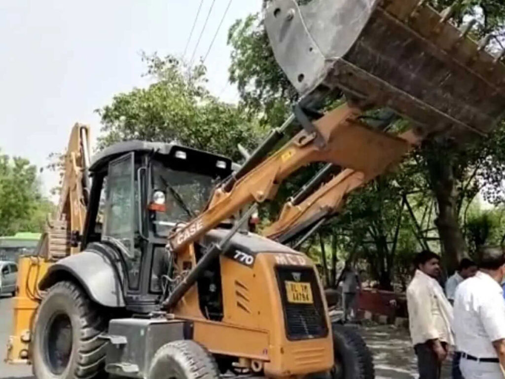 दिल्ली: रोहिणी में चला एमसीडी का बुलडोजर, मदनपुर खादर पहुंचे आप विधायक, हंगामा