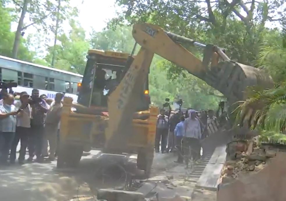 दिल्ली: द्वारका में भी गरजा बुलडोजर, दुकानें तोड़ी, घरों के बाहर का अतिक्रमण हटाना शुरू
