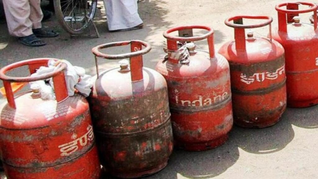 गृहणियों की रसोई पर चला महंगाई का चाबुक, गैस सिलेंडर के दाम बढ़े