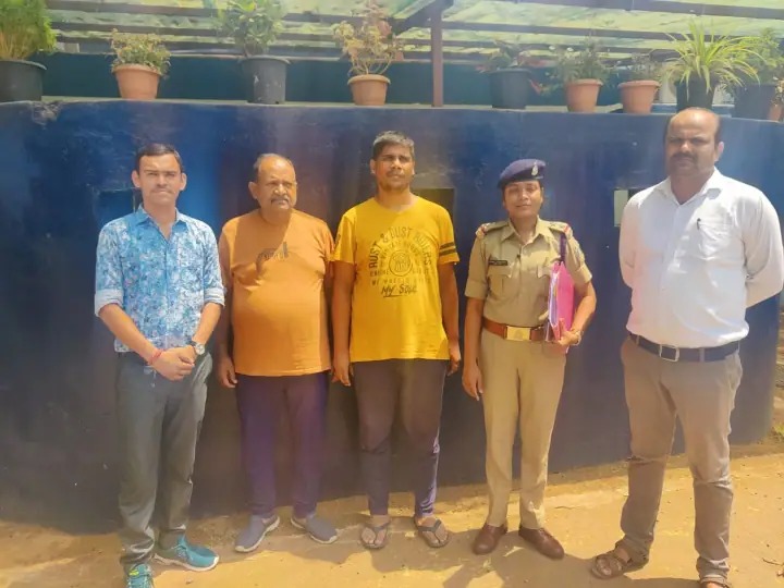 छत्तीसगढ के मुनादी से पुलिस नें को-ऑपरेटिव सोसायटी के दो डायरेक्टर्स को किया गिरफ्तार
