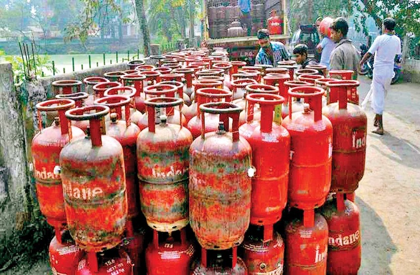 आम जनता पर फिर महंगाई की मार, महंगा हुआ घरेलू गैस सिलेंडर, जानें अपने शहर का रेट