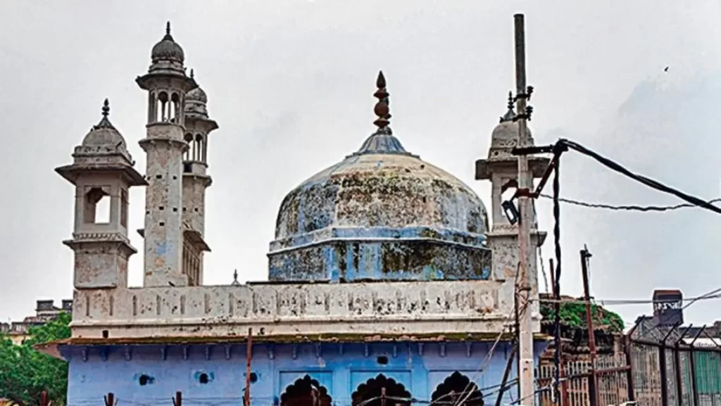 वाराणसी में ज्ञानवापी मस्जिद के पास मिले दो स्वास्तिक निशान, रोका गया सर्वे