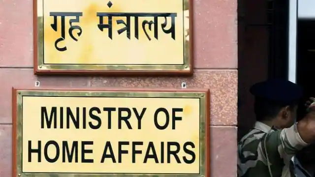 गृह मंत्रालय ने 4 IPS अधिकारियों की तबादले पर रोक लगाने का दिया आदेश