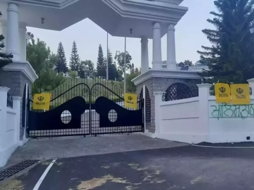तपोवन स्थित हिमाचल विधानसभा के गेट पर लगे खालिस्तान के झंडे