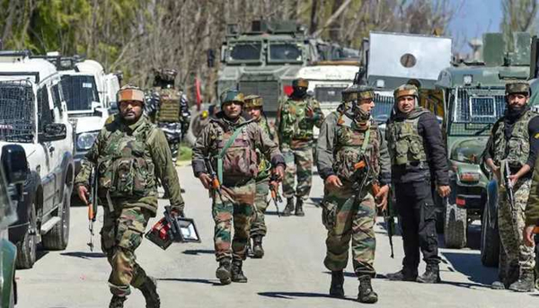 आतंकियों से सांठगांठ पर कश्मीर में प्रोफेसर समेत 3 कर्मचारी बर्खास्त