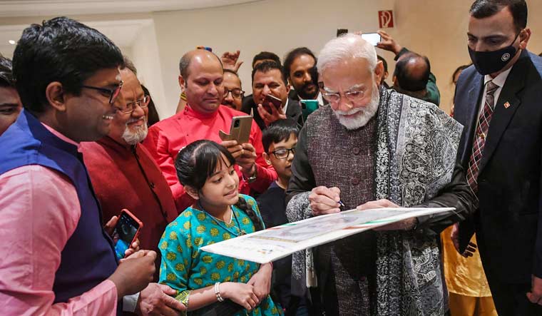 जर्मनी पहुंचे पीएम मोदी ने बच्चे के देशभक्ति वाले गाने पर मिलाई ताल