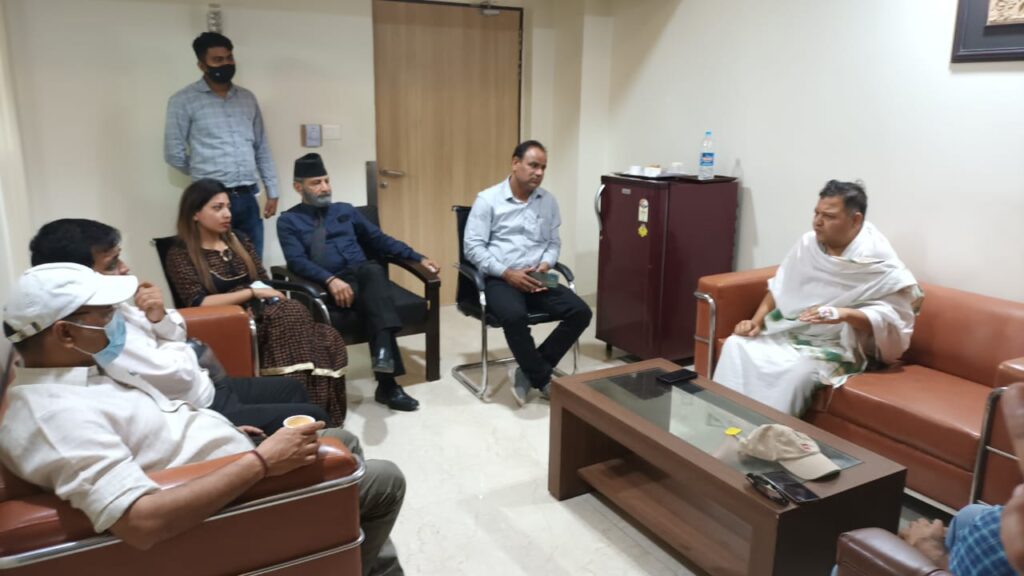 अस्पताल में भी नही चैन, विधायक नीरज शर्मा ने खुदी सड़कों पर भी सरकारी अफसरों को सुनाई खरी- खोटी