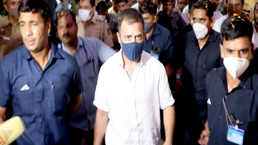 राहुल गांधी ने स्टेशन पर जाना कुलियों का हाल, ट्रेन से पहुंचे उदयपुर, उदयपुर में भव्य स्वागत