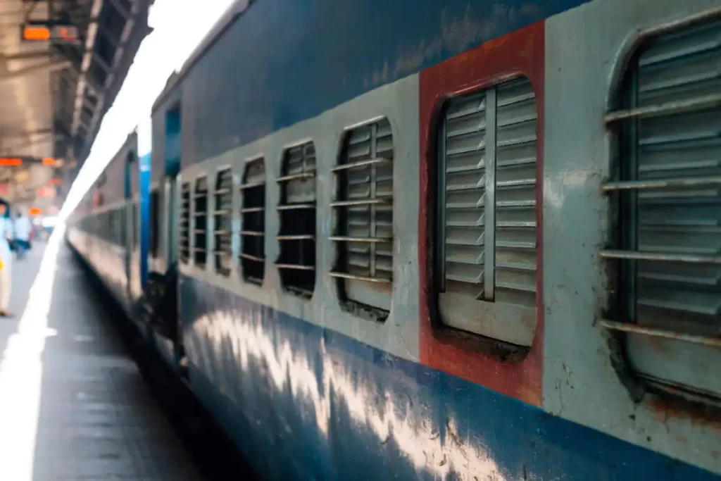 भारतीय रेलवे ने कैंसल की 372 ट्रेनें, ऐसे चेक करें पूरी जानकारी