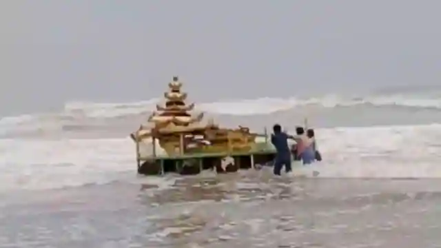 चक्रवात असानी के बीच आंध्र में समुद्र से निकला रहस्यमयी ‘सोने का रथ’