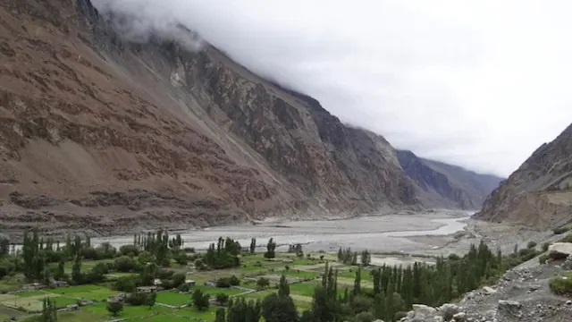 लद्दाख में भारतीय सेना की गाड़ी नदी में गिरी, सात जवानों की मौत
