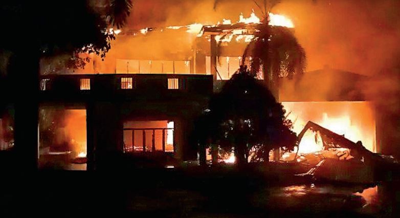 श्रीलंका में भीड़ ने 12 से ज्यादा मंत्रियों के घर फूंके, प्रधानमंत्री आवास में गोलीबारी