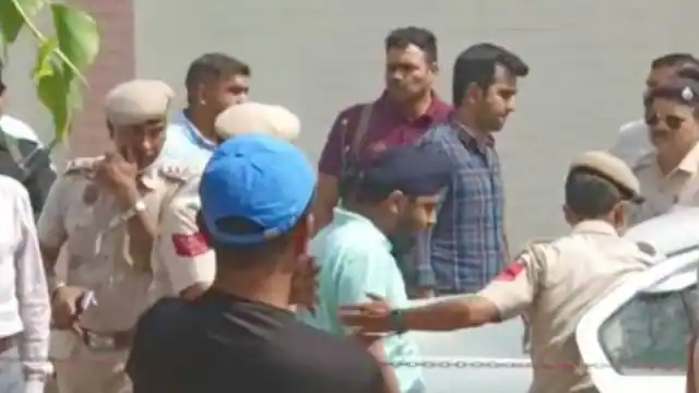 भाजपा नेता तेजिंदर पाल बग्गा को ले गई दिल्ली पुलिस, हाई कोर्ट ने ठुकराई पंजाब पुलिस की मांग
