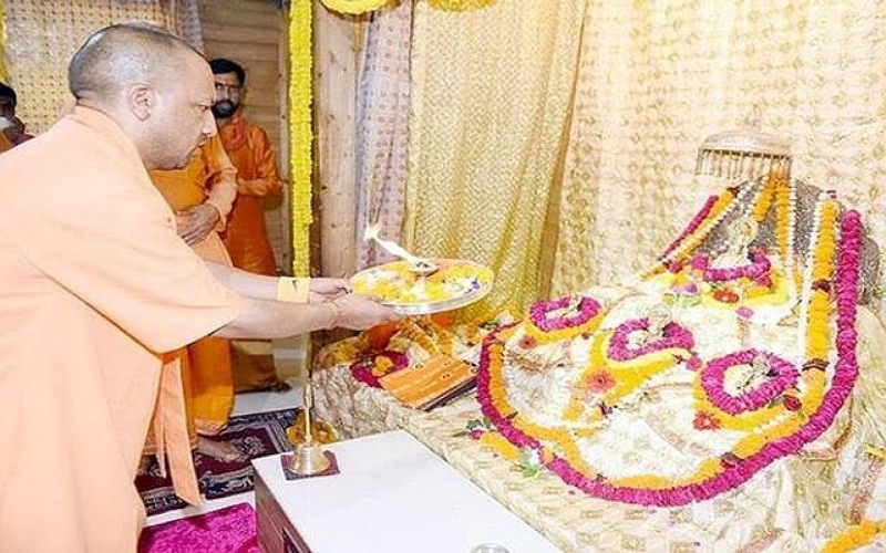 अयोध्या में योगी ने पूजा-अर्चना के साथ-साथ की विकास कार्यों की समीक्षा