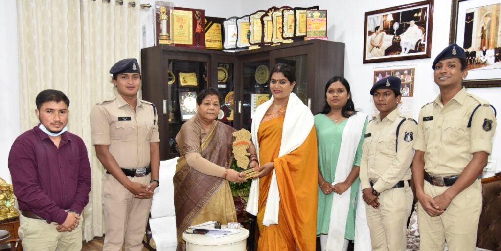 राज्यपाल अनुसुईया से मिलकर ट्रांसजेंडर समुदाय ने सामाजिक, आर्थिक समावेशन हेतु नौकरियों में आरक्षण संबंधी मांग की