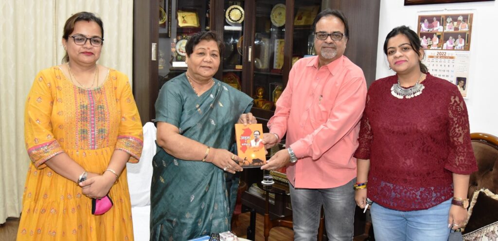 राज्यपाल अनुसुईया उइके को ‘आइना ए छत्तीसगढ़’ पुस्तक भेंट