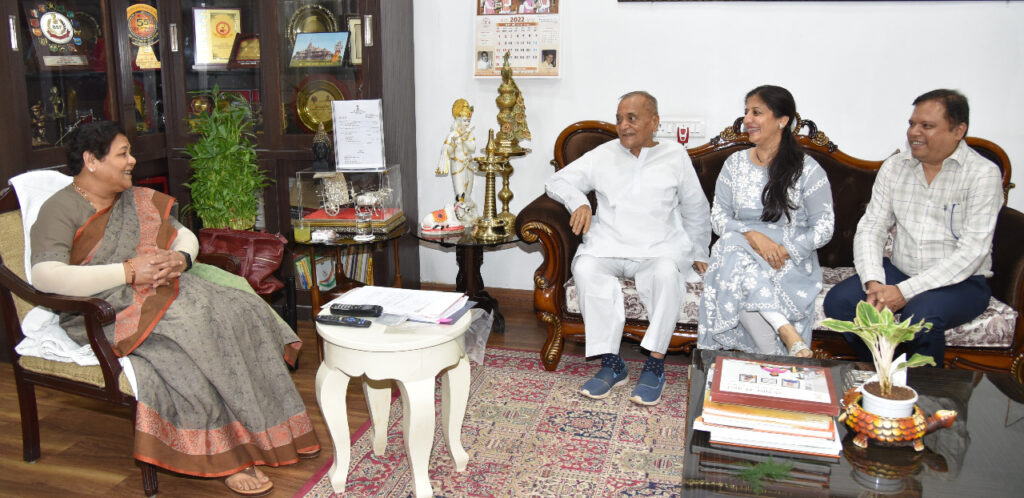 राज्यपाल अनुसुईया उइके से प्रमोद कुमार जैन व गणेश शंकर मिश्रा ने की सौजन्य मुलाकात