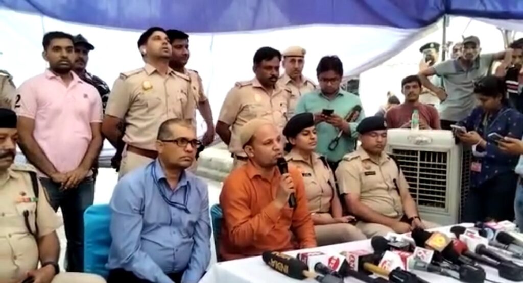 दंगा कर डीसीपी उषा रंगनानी की बगल में जा बैठा दंगाई