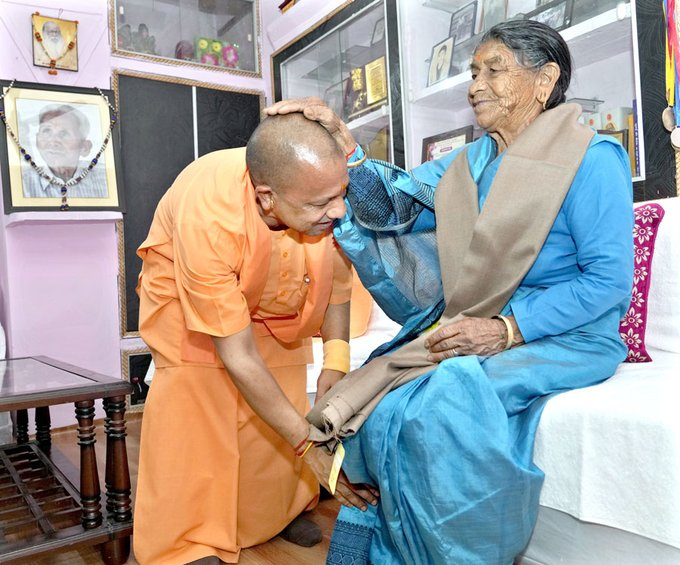 28 सालों में पहली बार अपने गांव पौड़ी गढ़वा पहुंचे सीएम योगी, मां से मिलकर हुए भावुक