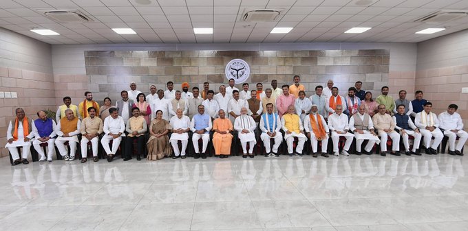 प्रधानमंत्री मोदी ने उत्तरप्रदेश सरकार के मंत्रियों के साथ की चर्चा