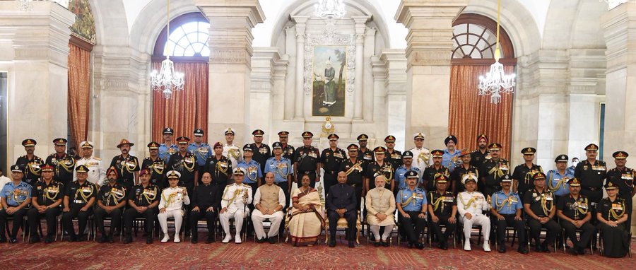 राष्ट्रपति भवन में आयोजित रक्षा अलंकरण समारोह में शामिल हुए प्रधानमंत्री मोदी