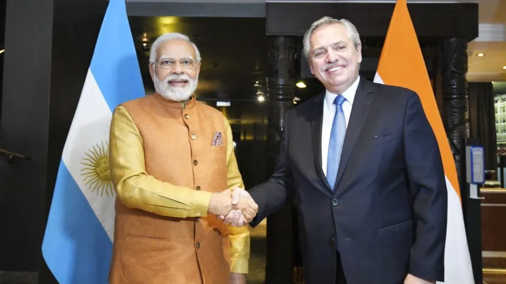 प्रधानमंत्री मोदी ने जी-7 शिखर सम्मेलन के दौरान अर्जेंटीना के राष्ट्रपति से की भेंट