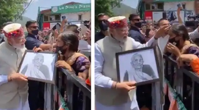 भीड़ में मां की पेंटिंग देख भावुक हुए पीएम मोदी, लेने के लिए रुकवाई कार