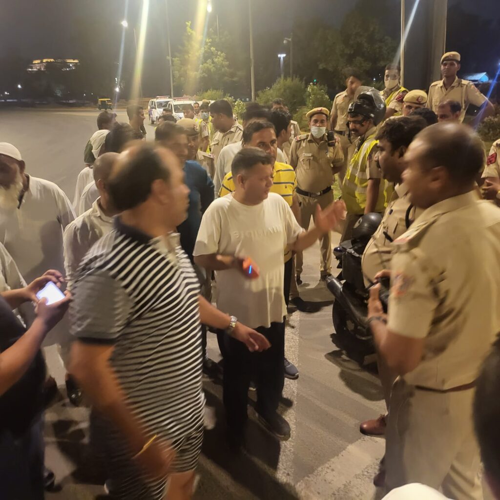 राहुल गांधी के समर्थन में उतरे कांग्रेस विधायक, इंडिया गेट के पास सुंदर कांड करने बैठे नीरज शर्मा