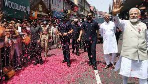 पीएम मोदी ने बेंगलुरु स्ट्रीट पर कार रोककर भीड़ का किया अभिवादन