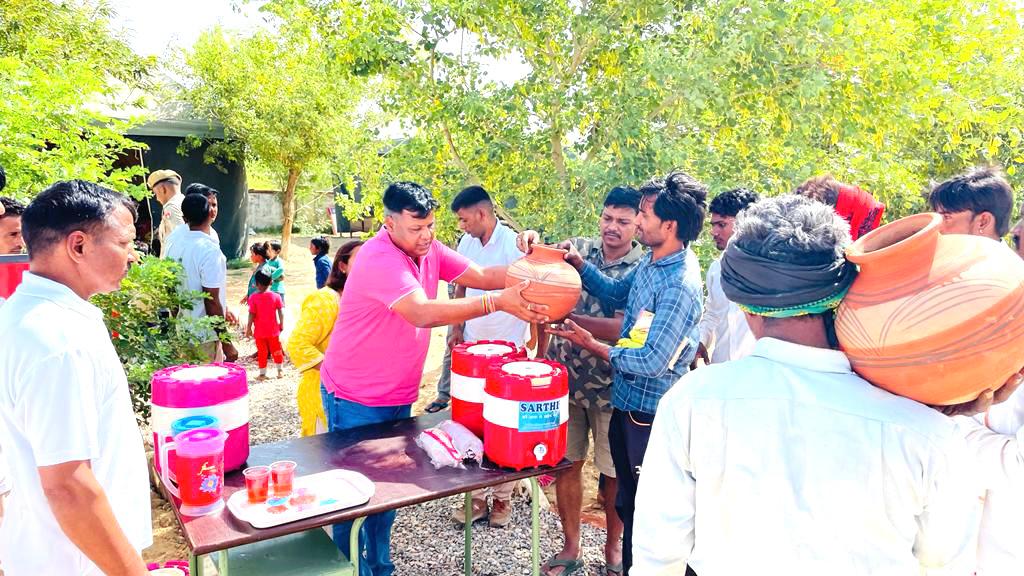 निर्जला एकादशी के अवसर पर SDRF सेनानायक पंकज चौधरी ने बच्चों और जरूरतमंदों को वितरित किए खाद्य सामग्री