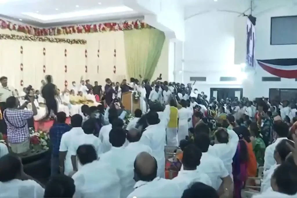 तमिलनाडु: मर्यादा की सारी सीमाएं पार, पूर्व मुख्यमंत्री और पार्टी की आम बैठक में चलीं खाली बोतलें, यहां देंखे वीडियो