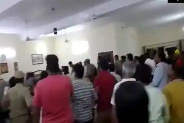 यूपी के कैबिनेट मंत्री की मीटिंग में हंगामा, जमकर चले लात-घूसे