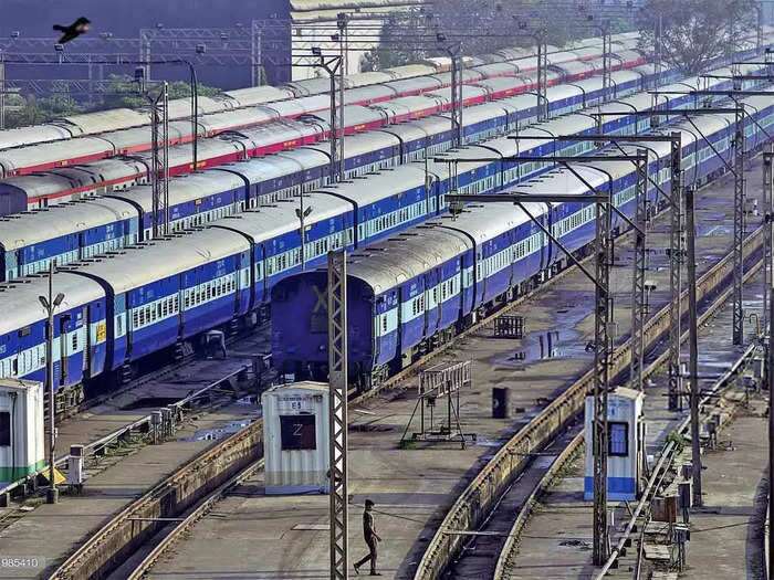अग्निपथ स्कीम के खिलाफ प्रदर्शन के कारण भारतीय रेलवे ने इन ट्रेनों को किया रद्द, देखें लिस्ट
