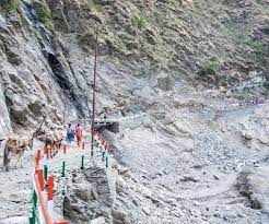 केदारनाथ यात्रा मार्ग पर हादसा, पैदल चल रहे यात्रियों पर गिरा पत्थर, एक यात्री की मौत और कई घायल
