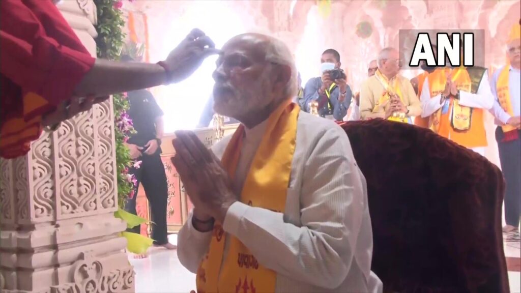पीएम मोदी ने पावागढ़ के काली मंदिर में की पूजा, 500 साल बाद शिखर पर फहरा ध्वज