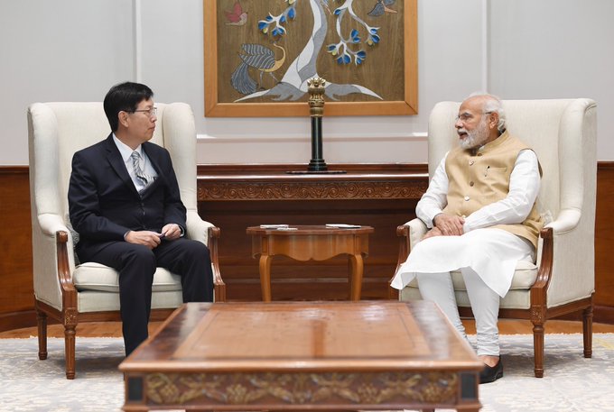 प्रधानमंत्री मोदी ने फॉक्सकॉन के अध्यक्ष श्री यंग लियू से की मुलाकात