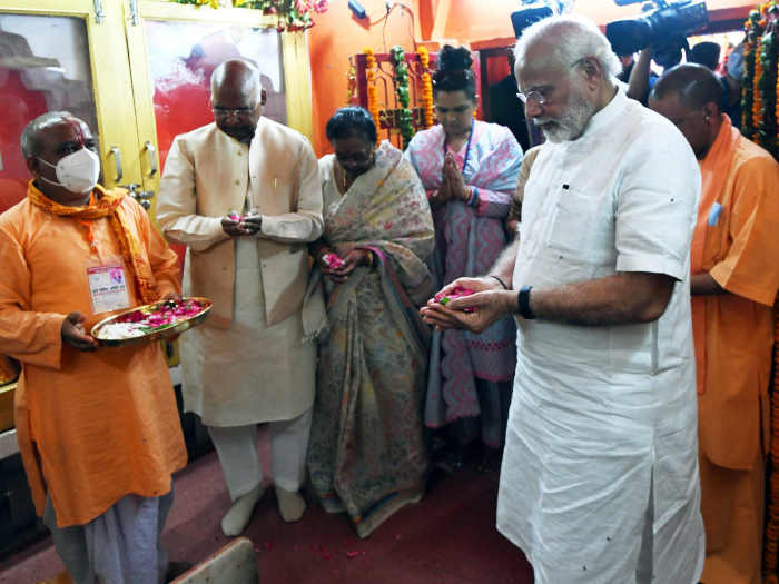 राष्ट्रपति कोविंद ने प्रधानमंत्री मोदी के साथ पथरी माता मंदिर और मिलन केंद्र का किया दौरा