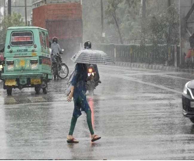 मुंबई में हो रही झमझम बारिश, यहां जानें दिल्ली एनसीआर समेत अन्य राज्यों में गर्मी से कब मिलेगी राहत