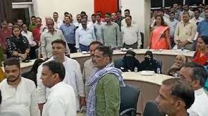मुज़फ्फरनगर: बैठक में राष्ट्रीय गीत का अपमान, आराम से बैठी रहीं 4 बुर्कानशीं पार्षद