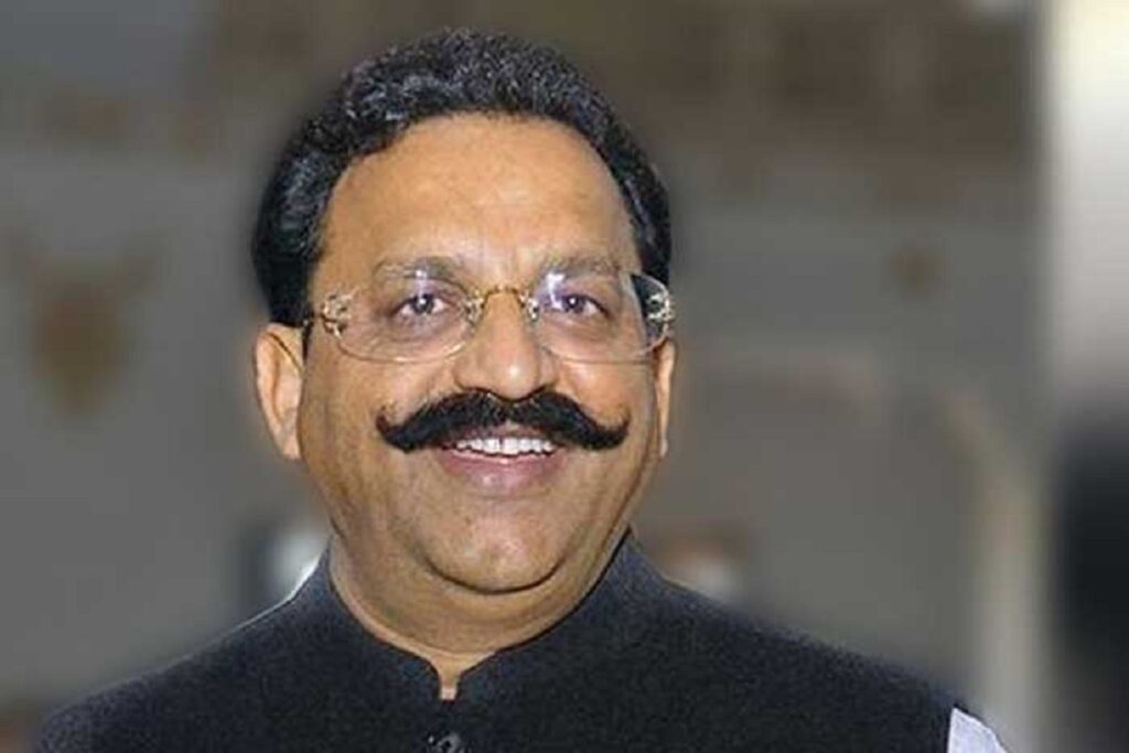 जेल में दशहरी आम और कीवी खाते मिला मुख्तार अंसारी, डिप्टी जेलर सहित पांच को किया गया सस्पेंड