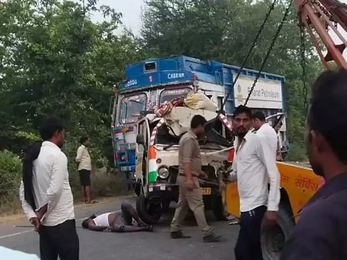 यूपी के पीलीभीत में बड़ा हादसा: पेड़ से जा टकराई पिकअप वैन, 10 लोगों की मौके पर ही मौत