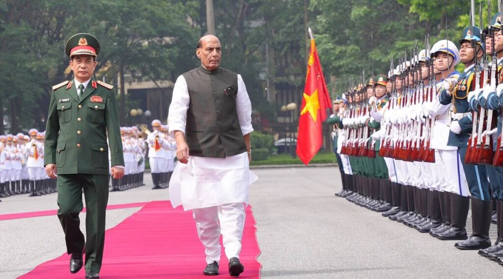 रक्षा मंत्री राजनाथ सिंह और उनके वियतनामी समकक्ष जनरल फान वान गियांग ने हनोई में की द्विपक्षीय वार्ता