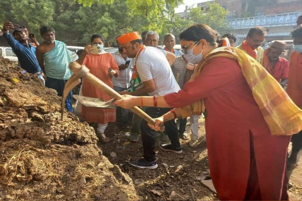 जब बनारस के एक गांव में खुद केंद्रीय मंत्री स्मृति ईरानी ने साफ किया गोबर का ढेर…