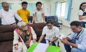 केंद्रीय राज्यमंत्री अश्विनी चौबे ने बंगाल सफारी सिलीगुड़ी में ‘टाइगर’ को लिया गोद, नाम दिया ‘अग्निवीर’