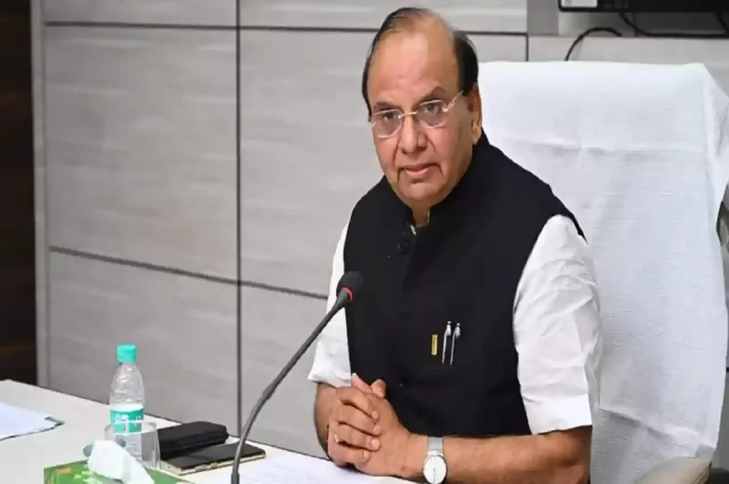 उपराज्यपाल वीके सक्सेना ने दिया निर्देश, मानसून से पहले जर्जर इमारतों को बनाओ या ढहा दो