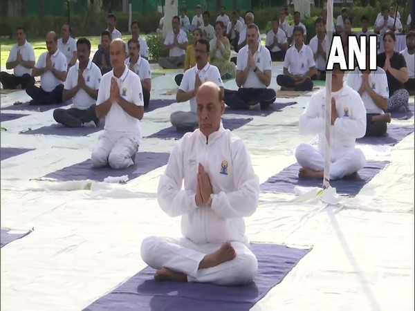 केद्रीय रक्षा मंत्री राजनाथ सिंह समेत देश के कई मत्रियों ने किया योगा, यहां जानें डिटेल