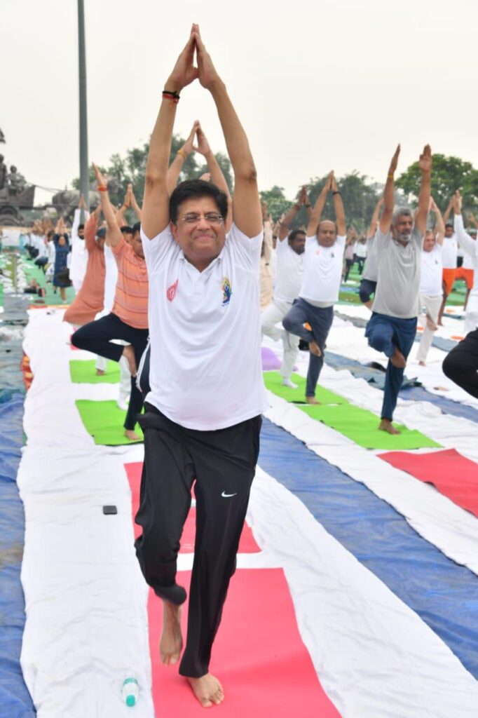 मानवता को ज्ञान, कर्म और भक्ति के एक सूत्र में पिरोने का एक मात्र साधन है योग: पीयूष गोयल